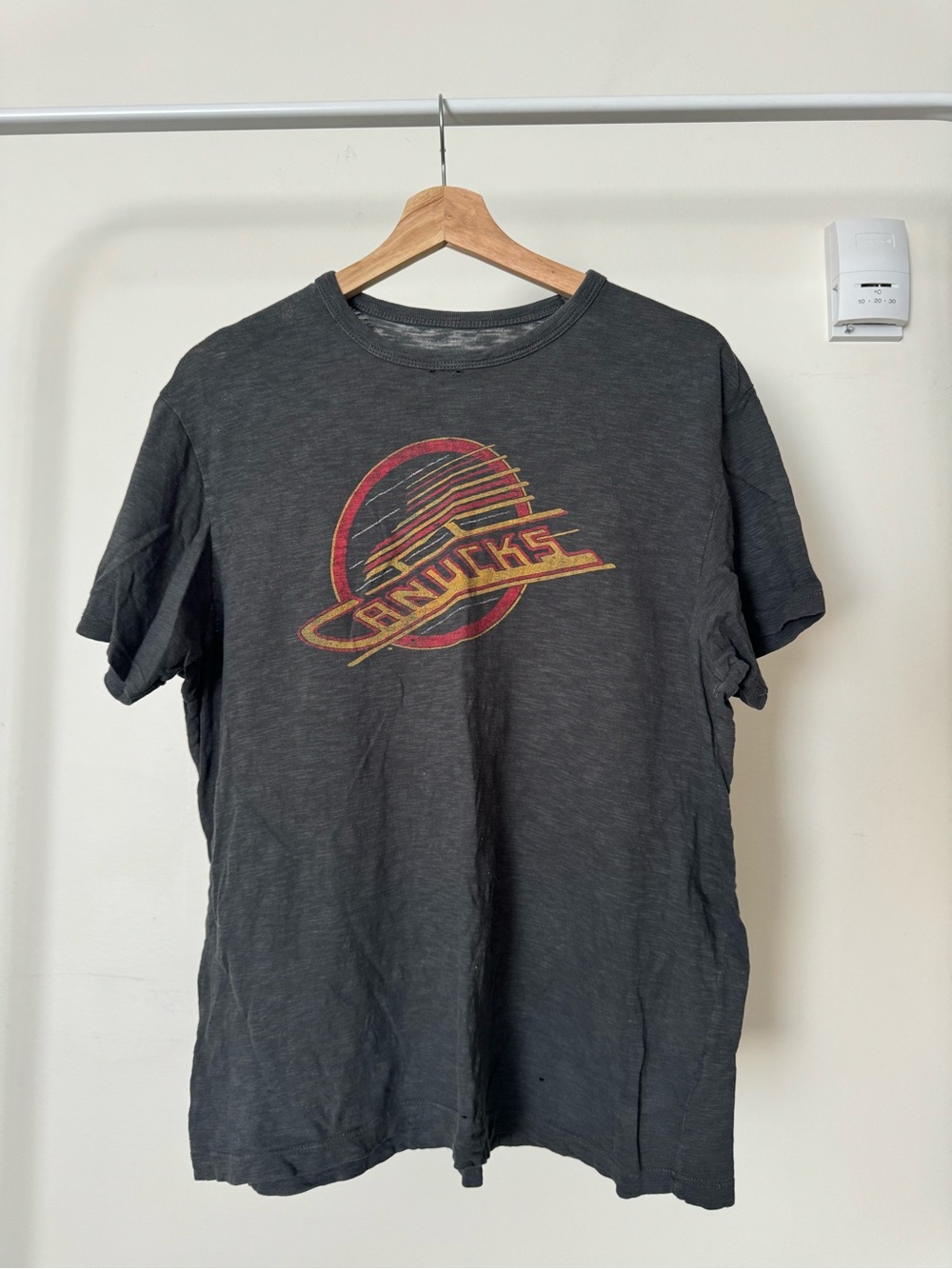 NHL Vancouver Canucks Vintage Style Graphic T-Shirt Black Men’s M Hockey Tee